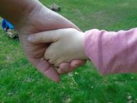 Eltern und Kind - Hand in Hand